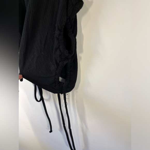 Garage Cutout Crop Top - Picture 6 of 6